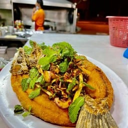 ปลากะพงทอดยำ