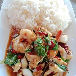 กระเพราทะเลราดข้าว