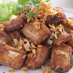 กระดูกหมูทอดกระเทียม