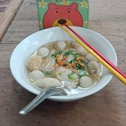 ก๋วยเตี๋ยวลูกชิ้นปลา เย็นตาโฟ ปฐมนาม