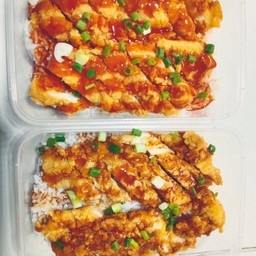 ข้าวไก่ทอดราดซอสพริกเกาหลี +ข้าวไก่ทอดราดซอสฮอทแอนด์สไปซี่