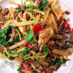 ข้าวกะเพราหน่อไม้ดอง