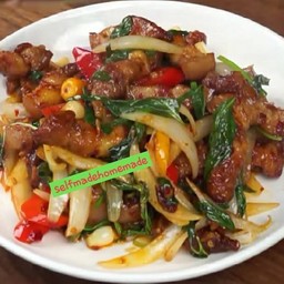 ข้าว+หมูหั่นชิ้นผัดพริกเผาใส่ใบโหรพา