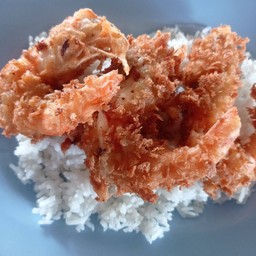 กุ้งชุบแป้งทอดราดข้าว