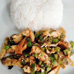 ข้าวยำไก่แซบ ฟรีไข่+น้ำดื่ม