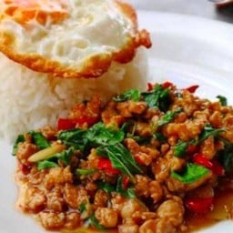 กระเพราหมูราดข้าว