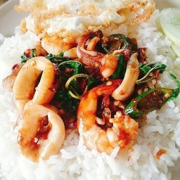 กระเพาทะเลเดือดราดข้าว