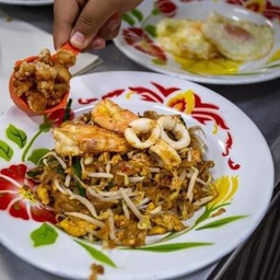 ผัดไทยทะเล กุ้ง+ปลาหมึก