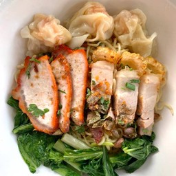 บะหมี่เกี๊ยวกุ้งหมูแดง+หมูกรอบ