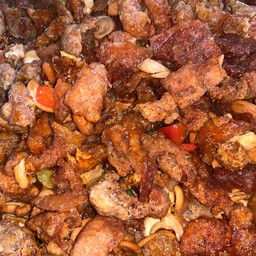 หนังไก่กรอบผัดเม็ดมะม่วง