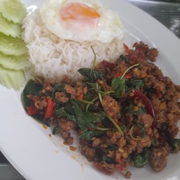 กะเพาเนื้อคั่วแห้งใส่ไข่ดาว