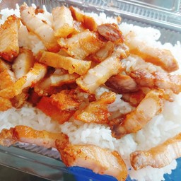 ข้าวหมูกรอบทอดราดน้ำปลา