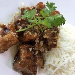 ข้าวหมูกรอบทอดกระเทียม