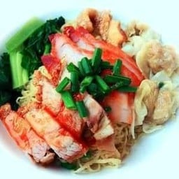 บะหมี่เกี๊ยวหมูแดงหมูกรอบ