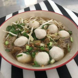 ก๋วยเตี๋ยวลูกชิ้นหมู