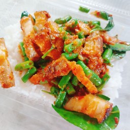 ข้าวพริกแกงหมูกรอบ