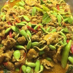 ผัดเผ็ดหมู+ลูกเหรียง