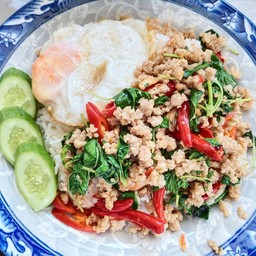 กระเพราหมูสับราดข้าวไข่ดาว