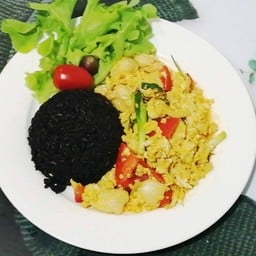 ข้าวไรซ์เบอรี่อกไก่ผัดผงกะหรี่