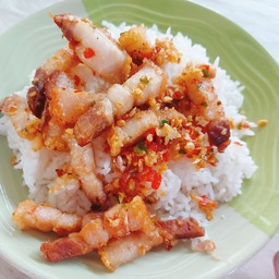 ข้าวหมูกรอบคั่วพริกเกลือ