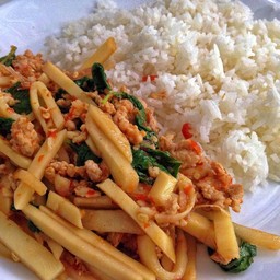 ข้าวกระเพราหน่อไม้หมูสับ