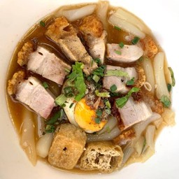 ก๋วยจั๊บน้ำข้น หมูกรอบ ไข่ เต้าหู้