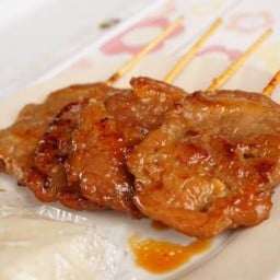 น้องพลอยใส่หมูปิ้งนมสด -