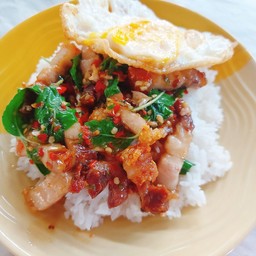 กะเพราหมูกรอบคลุกข้าว