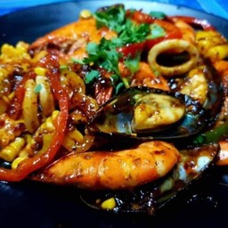 โต๊ะแชร์ กระเพรา ข้าวหมูทอด