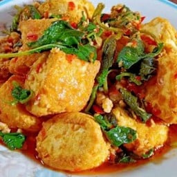 ผัดกระเพาเต้าหู้ไข่ราดข้าว