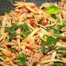 ผัดกะเพราหน่อไม้ดอง (กับข้าว)