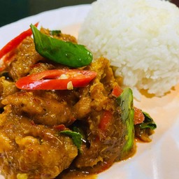 ข้าวผัดพริกแกงไก่กรอบ