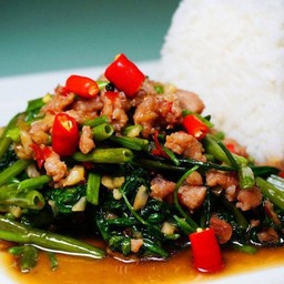 ข้าวผักบุ้งหมูสับ สุดจัดในย่านนี้