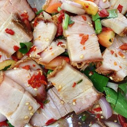 ยำหมูกรอบ