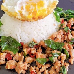 Rice topped with stir fried pork and hot basil,fried egg