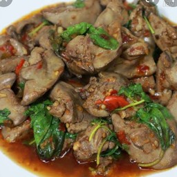 เครื่องในไก่ผัดกระเพราพริกเเห้งราดข้าว+ไข่ดาว