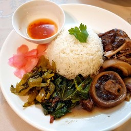 หาววัวคัดพิเศษ จากนั้นทำการตุ๋นเครื่องเทศ หอมนุ่มลิ้น รับประกันไม่มีเหนียว