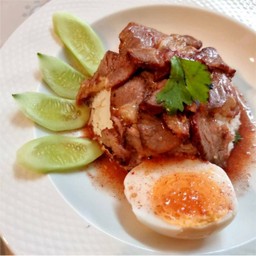 เนื้อแดงหมักสูตรเสฉวน ย่างเตาหอมกรุ่น เสริฟ์พร้อมไข่เป็ดต้นยางมะตูม รสชาดชวนชิม