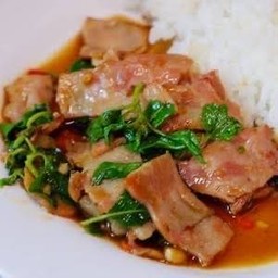 ข้าวกะเพราเบคอน