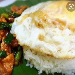 พริกแกงเนื้อ ไข่ดาว