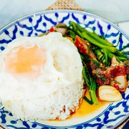 ข้าวราดผัดผักบุ้งไฟแดง