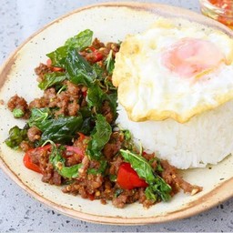 กระเพราเนื้อสับ ไข่ดาว