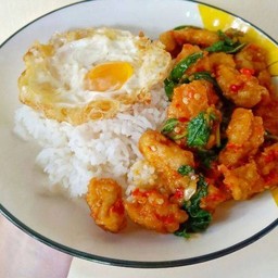 กระเพราไก่กรอบ ไข่ดาว