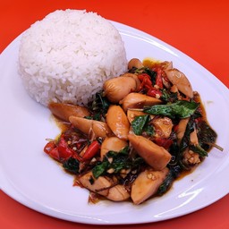 กะเพราไส้กรอกไก่หนังกรอบ