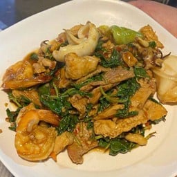 กระเพราเป็นกับข้าวทะเล หรือ รวมมิตร