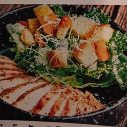 สลัดซีซ่าส์เสิร์ฟกับไก่ย่าง