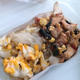 เส้นใหญ่คั่วไข่กะเพราไก่