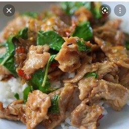 กระเพราหมูชิ้นหมักราดข้าวไข่ดาวอร่อยคุ้ม