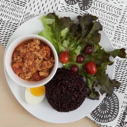 ข้าวไรซ์เบอรี่น้ำพริกอ่องอกไก่ไข่มะตูม
