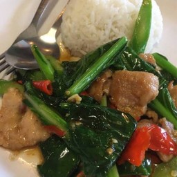 คะน้าหมูชิ้นหมักพิเศษ